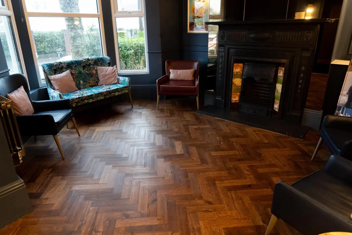 The practice waiting room with parquet floor and fireplace
